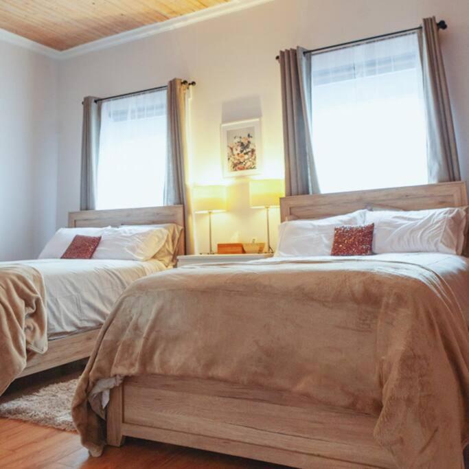 شقة بيلفي  في Large Upstairs Flat In Downtown Century Building المظهر الخارجي الصورة