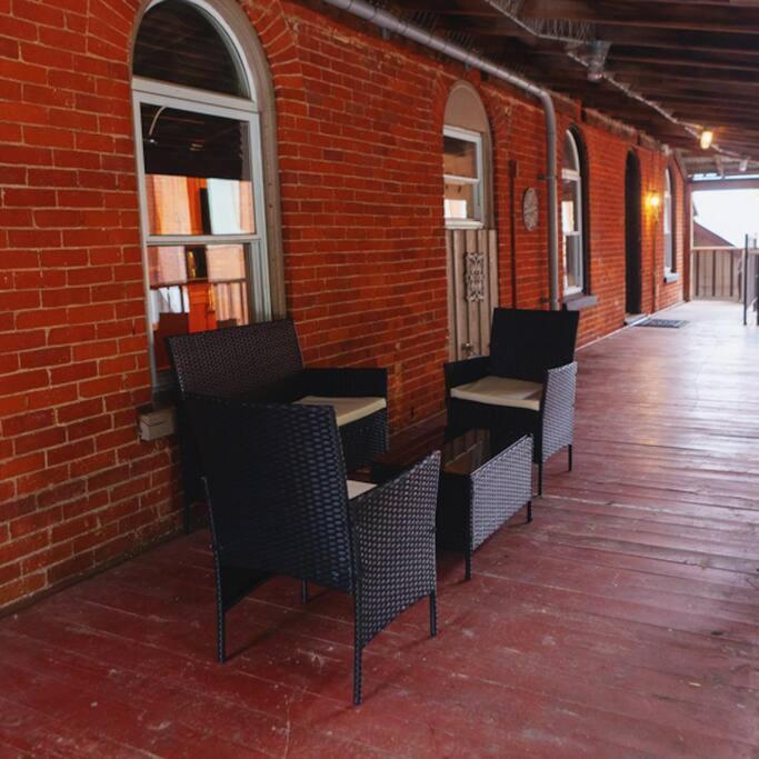 شقة بيلفي  في Large Upstairs Flat In Downtown Century Building المظهر الخارجي الصورة