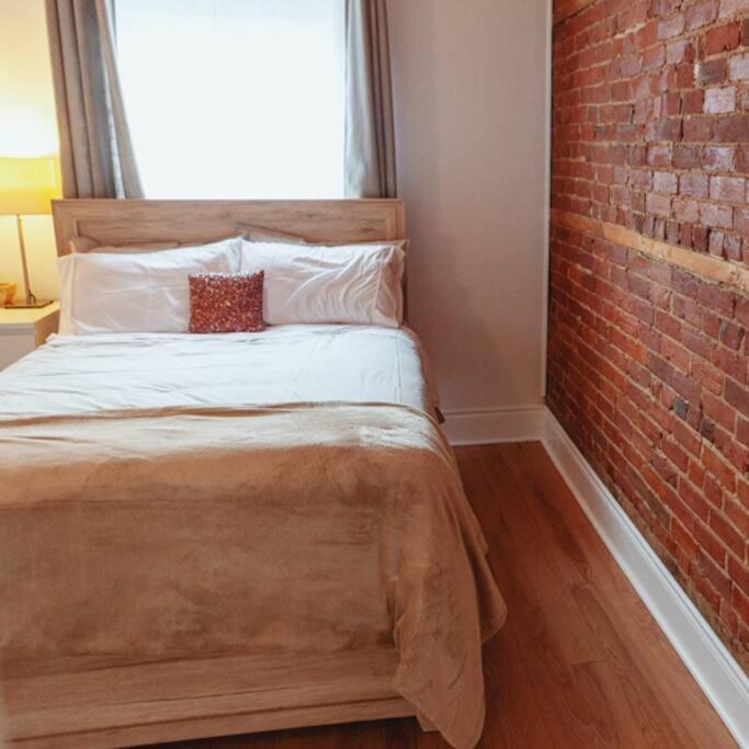 شقة بيلفي  في Large Upstairs Flat In Downtown Century Building المظهر الخارجي الصورة